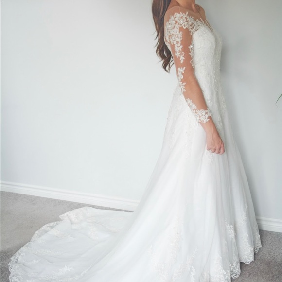 Gown with lace illusion sleeves - Picture 5 of 6